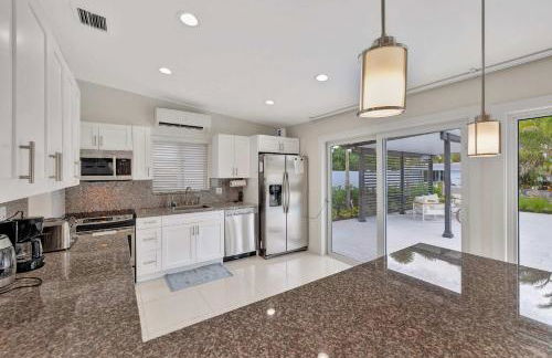 Waterfront Oasis w/ Enclosed Pool! - Foto 17