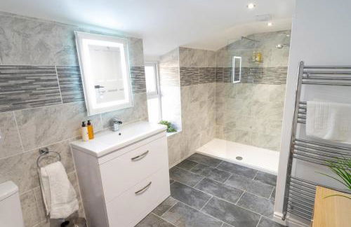 Newly-renovated, mid-terrace cottage in Porthmadog - Photo 39