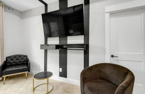 Gray Lux Hse 3BR 3 and half Ba MedCenter DownTWN HotTub - Photo 20