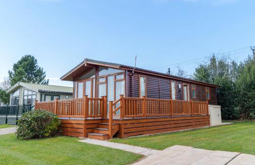 Dove Lodge - Peak District Cabin - Photo 1