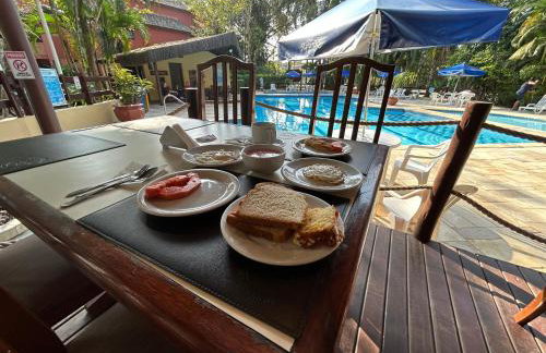 Fabuloso flat 241, Amarílis, Riviera de São Lourenço 3 Piscinas climatizadas carregador veiculo eletrico 2 quartos sendo uma suíte internet 500mb Adega, cozinha equipada completa, serviço de praia fim de semana limpeza trocas de toalhas, - Foto 34