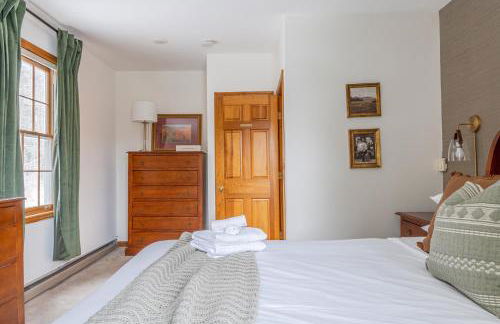 8BR Luxury Maplewood Manor, Hot Tub & Fire Pit - Foto 47