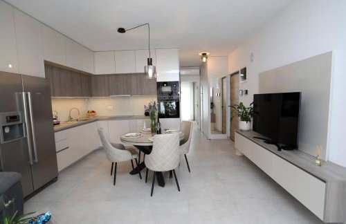 New luxury air-conditioned apartment, with jacuzzi, free parking and gardens - Foto 9