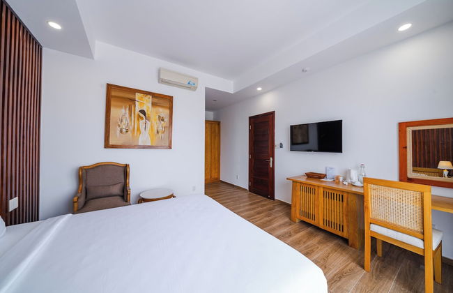 Palm River Boutique - Photo 3