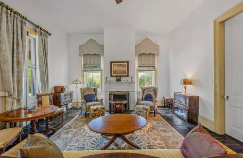 The Manor - Historic Mansion, Wifi, Covered Porch, Screen Porch, King Bed, Walk to Spas, Shops & Restaurants - Foto 11