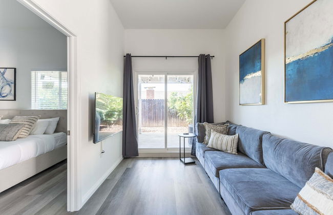 Elegant Retreat Modern Comforts, Prime Location - Photo 27