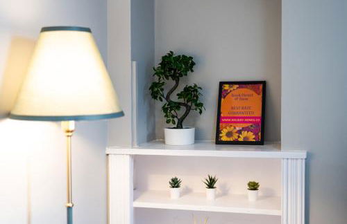 2 Bedroom Flat - Free Parking - by Holiday Homes - Foto 6