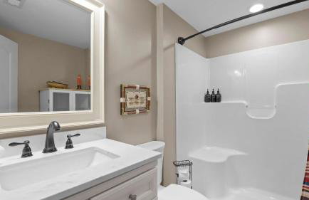 Sleeps 22, Lakefront w/ Private Dock & Pool, 2 Houses Lake Living by Avantstay - Foto 82