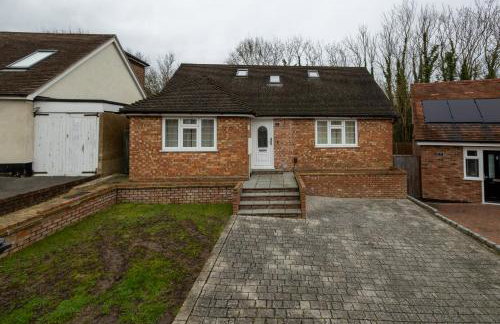 Modern Detached 4-Bedroom 2-Bath Home, Guildford - Photo 32