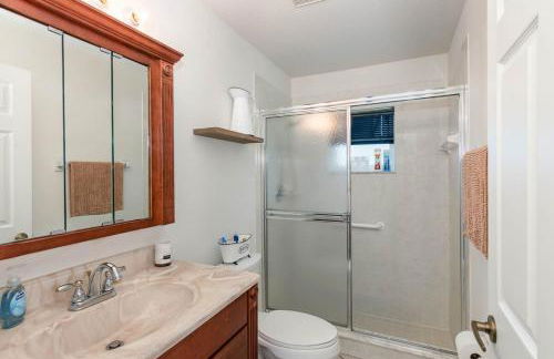 Spacious Luxury Pool Home Oasis - 8mi to Airport - Foto 8