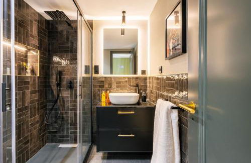 Stylish 4 suites +patio luxury apartment Gran Via - Photo 30