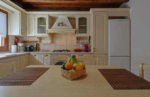 VILLA PEPONI Spacious Traditional Villa with Garden - BBQ & Private Parking - Photo 2