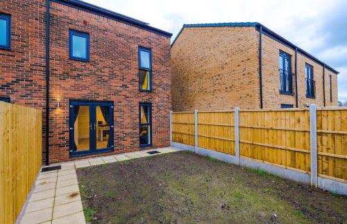 Stunning 3 Story Home, 3 x King Size Beds, Pool Table, Free Parking x2, Ping Pong - Foto 37