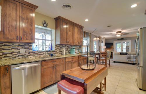 Riverfront Getaway with Hot Tub and Game Room! - Foto 12