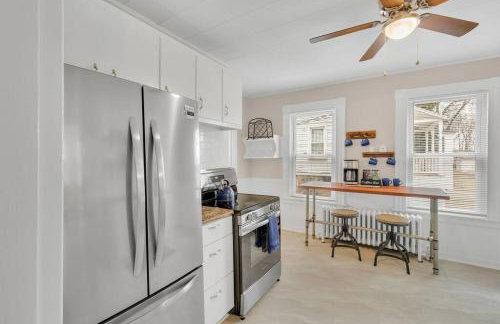 Classic West Hartford Center Apartment - Foto 12