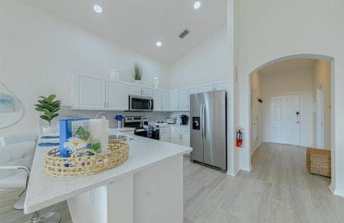580 - Stunning Renovated Home with Large East Facing Pool Deck Overlooking Preservation Area and Games Room - Foto 31