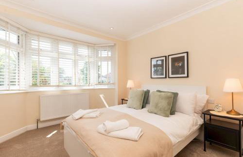 Pass the Keys Stunning Spacious Chessington Gem with Parking - Photo 31