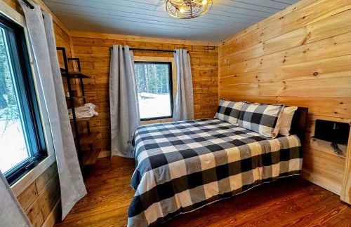 5R Cozy log chalet in fantastic location. Ski, snowshoe, fish, explore! AC, pet friendly! - Photo 17