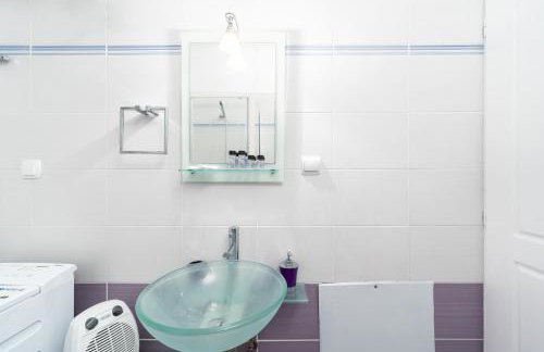 Colorful city apartment - Photo 25