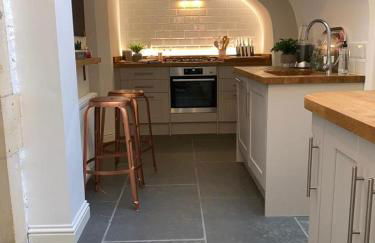 Boutique Bath apartment with 2 beautiful bedrooms - Photo 26