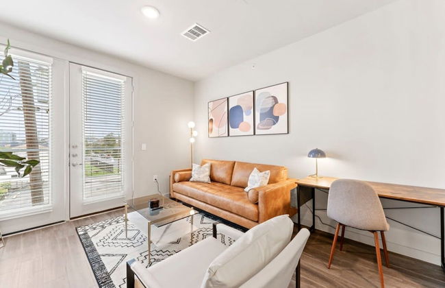 Prime Soco Quaint 1BR King Suite w Pool Parking - Photo 28