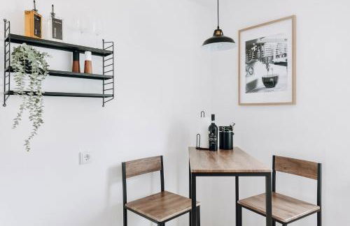 NASA Homes ruhiges Apartment WLAN Arbeitsplatz Balkon Hotelbetten - Foto 31