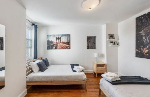 3BR Colonial House with Parking by CozySuites - Foto 16