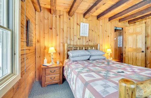 Deck and Fire Pit Secluded Cabin Near Lake Francis! - Foto 11