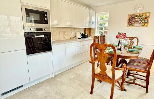 Swan Cottage 2-Bedroom-Netflix-Parking-Nature-Canal - Photo 18