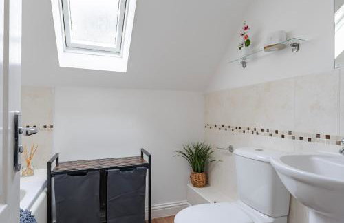 Stylish 5Bedroom Getaway in Quiet Mildenhall Area - Photo 15