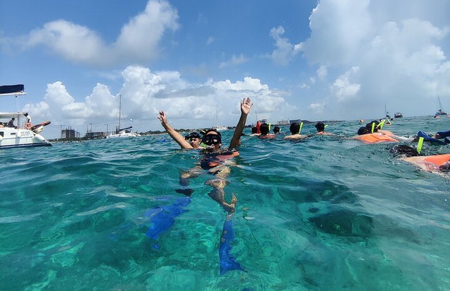 Excursión en catamarán a Isla Mujeres con Snorkel Open Bar y almuerzo buffet - Foto 7