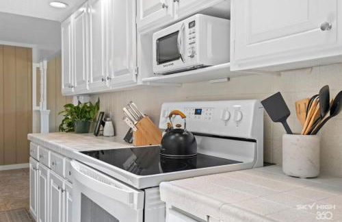 Creekside Oasis - 5BR Retreat with Pool & Hot Tub - Foto 52