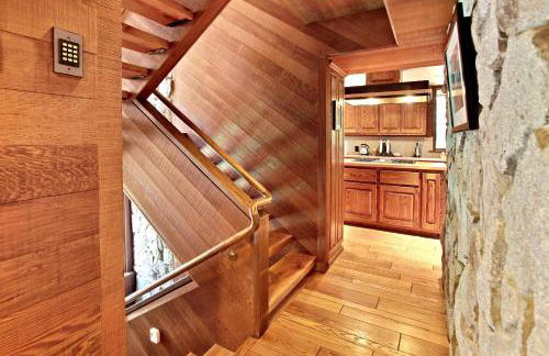 Little Ahwahnee Inn Entrance to Yosemite - Foto 15