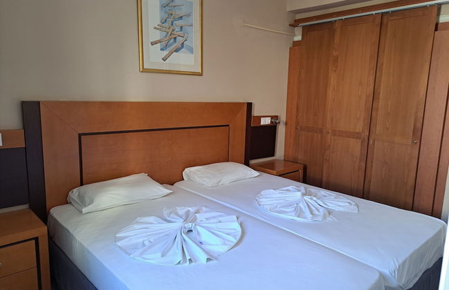 Bristol Hotel & Apartments - Photo 15