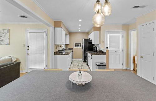 Modern Memphis Retreat - Sleeps 7 - Fireplace - Foto 19