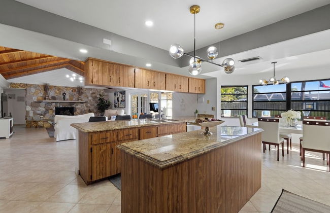 Family-friendly 5BR Home w/ Heated Pool & Parking - Foto 45