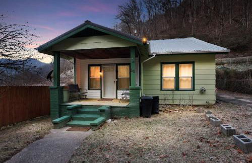 Cozy Matewan Trail Stay home - Photo 3