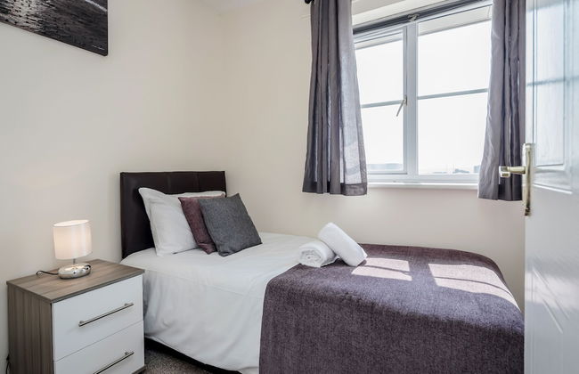 Captivating 3-bed Apartment in Grays - Photo 4