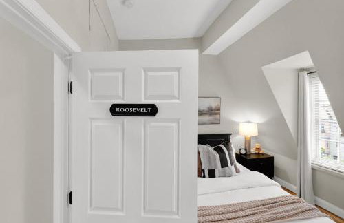 Luxury 4-BR with Free Parking in Heart of DC - Steps to Metro - Photo 46