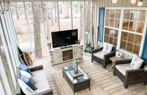 Pet Friendly Tranquil Cottage with Fire-Pit & Hot Tub Minutes to BEACHES - Foto 3