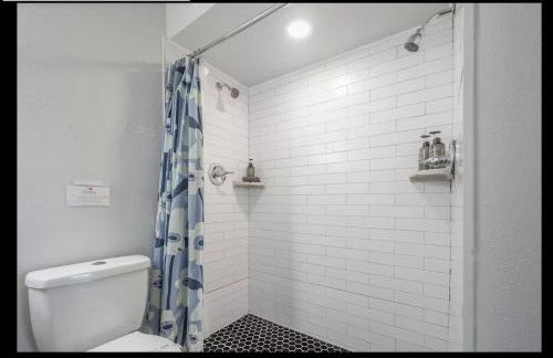 Central Perk Retreat | Heated Pool + Zoo 1 Block! - Foto 34