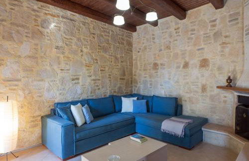 3-Min Drive to Kalyves Beach, Stone Home with Private Pool in Armenoi Center - Foto 12