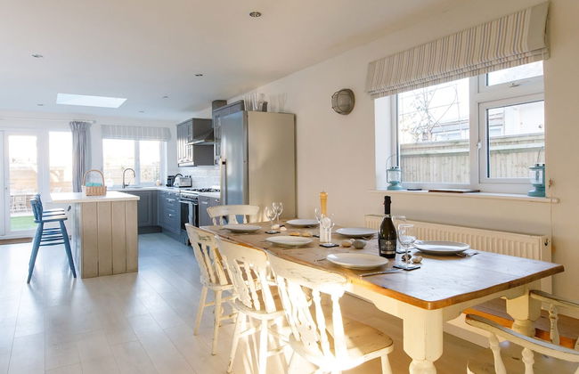 4BR Beach House Sleeps 10 - 5 Mins Walk to the Sea - Foto 67