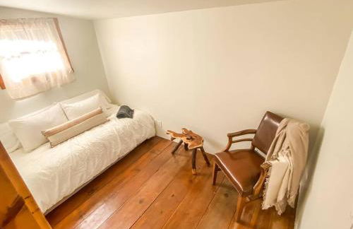 Wildland Zen Den Tiny House Retreat with Fireplace Grill AC Hammock Record Player Musical Instruments Pets OK - Foto 16