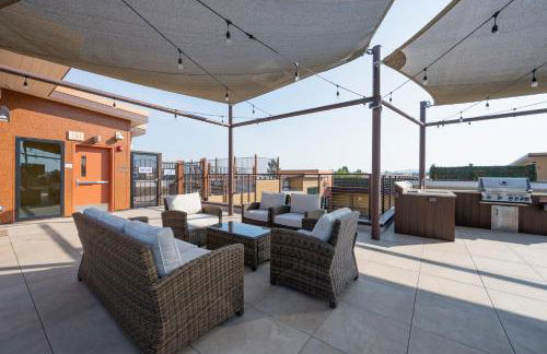 Bright Top Floor-Elevator-Walk Downtown-Laundry - Foto 58