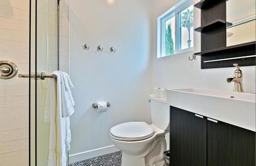 Shores Perfection - Spa, AC, Pet Friendly, Parking, Fire Pit & Massive Private Yard! - Foto 74