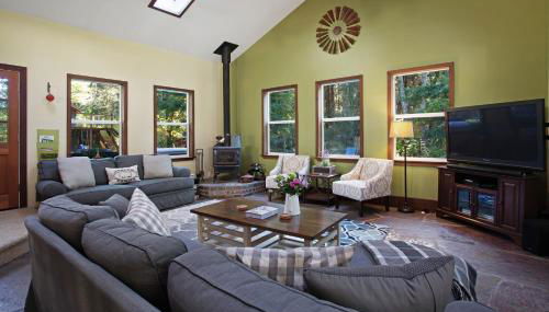 Tree-lined Home with Hot Tub Firepit & Large Yard - Foto 4