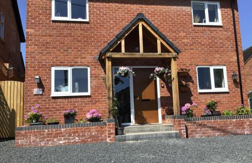 Luxuriously appointed 3 bedroom cottage off road parking for 3 vehicles dogs welcome by prior arrangement only 3 church cottages Alfrick close to Malvern and Worcester and Shelsley Walsh in a lovely village close to M5 Dogs welcome - Photo 8