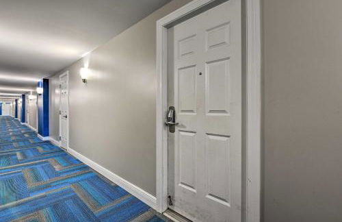 Modern Resort Condo with Balcony - Walk to Beach! - Foto 24