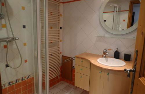 Chalet Familial pour 10 Pers. à Proximité des Pistes et Commerces avec Cheminée et Wifi - FR-1-342-232 - Foto 13